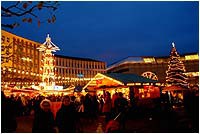 Senioren gemeinsam auf dem Kasseler Weihnachtsmarkt