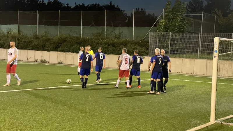 "Oldies" mit knapper Auftaktniederlage