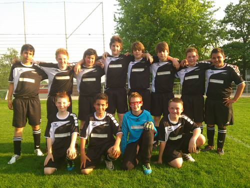 Finoba Automotive sponsort Trikos für D-Junioren