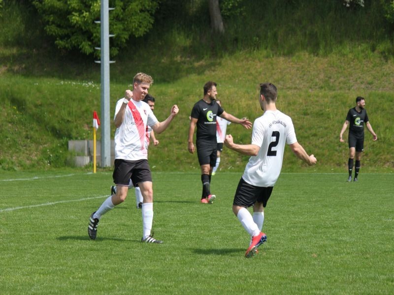 Nachbar-Elf verabschiedet sich mit Heimsieg aus der Saison