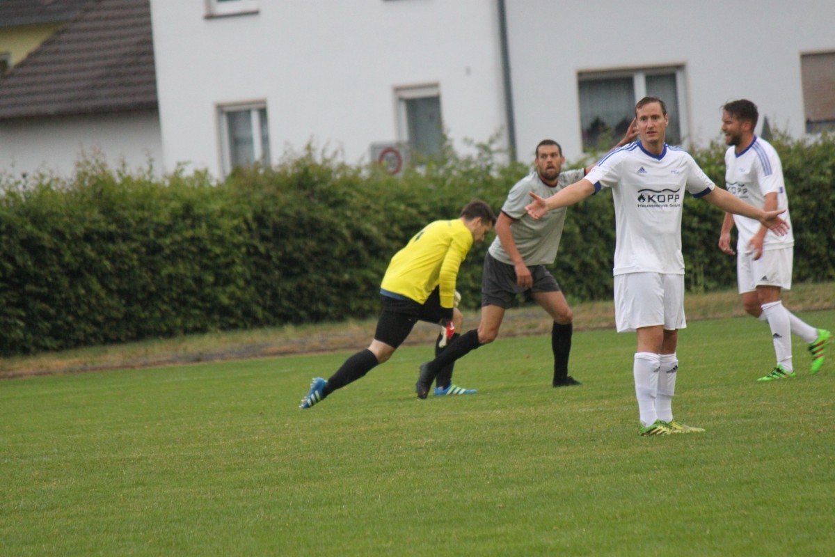 Bawuah und Ciba schießen Gastgeber aus dem Turnier